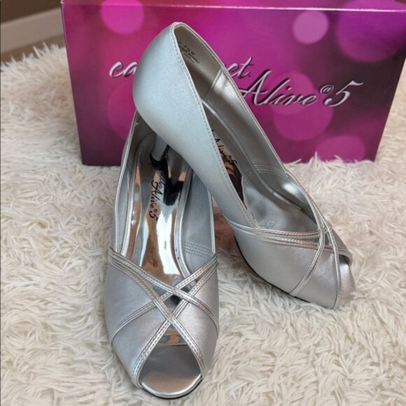 Easy Street Size 7-1/2 Silver Satin Patent CELESTE Peep Toe 3” Heels New - Picture 1 of 7